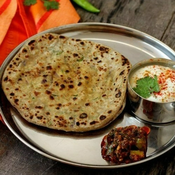 Shree Yaade Tiffin Paneer Paratha Plate with Raita, Chutney & Pickle (4 Pcs)
