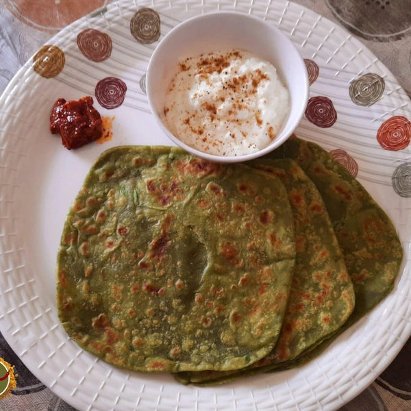 Shree Yaade Tiffin    Palak Paratha Plate with Raita, Chutney & Pickle (4 Pcs)