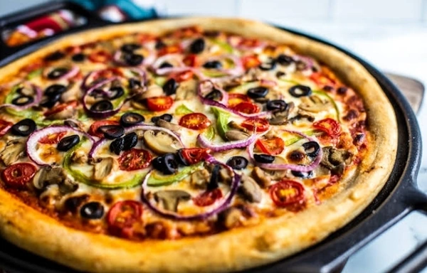 Deluxe Veggie - Large, Onion Tamato Capsicum Golden Cron Grilled Mushroom Paneer