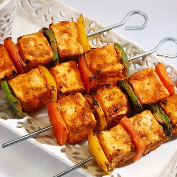 TANDOORI PANEER                      Spiced Paneer, Onion, Green Capsicum, Red Paprika, Tomato  - Large