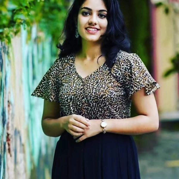Georgette Midi  Midi Gown*launching Midi gownThe black Beauty For an absolutely stunning look, wear this Georgotte midi dress with flare sleeve, Its specially designed for comfortableness and Crafted from georgotteMaterial Fox GeorgetteComplete linning with Flare  - Woodland, S