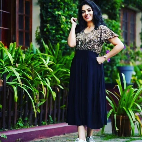 Georgette Midi  Midi Gown*launching Midi gownThe black Beauty For an absolutely stunning look, wear this Georgotte midi dress with flare sleeve, Its specially designed for comfortableness and Crafted from georgotteMaterial Fox GeorgetteComplete linning with Flare  - Woodland, S