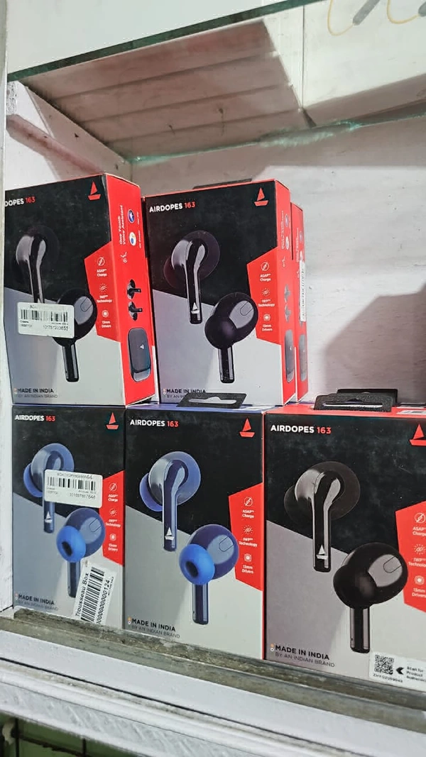 Boat Earbuds  - Black, Free