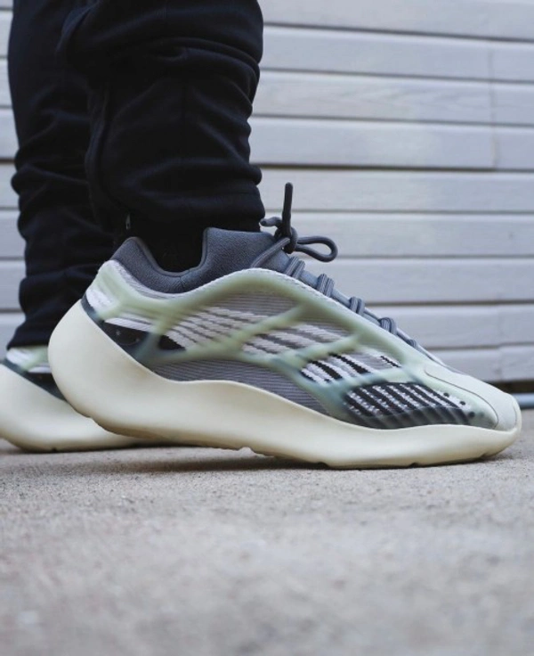 Adidas Yeezy 700 V3 Fade Salt - 7.5 -8 - 9.5 - 9- 10.5