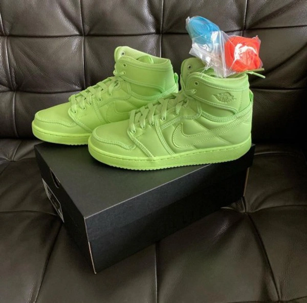 Nike Air Jordan Retro 1 High Barely Volt - 7.5-7-8.5-9-10