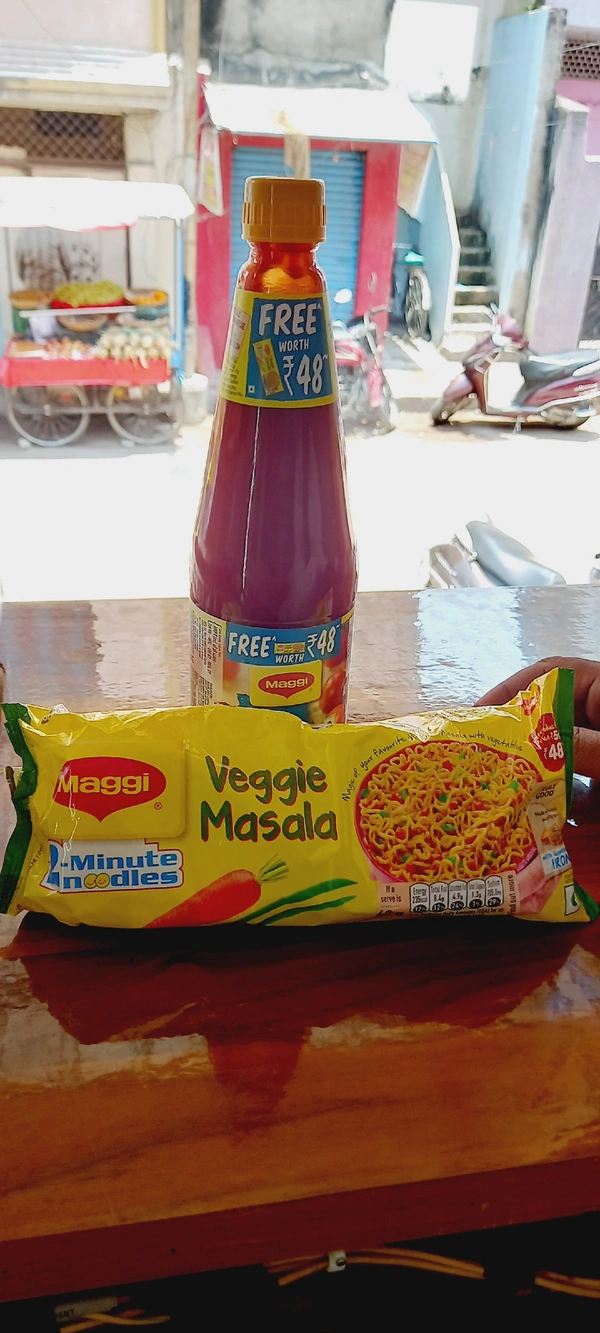 Tomato Ketchup With Free Maggi Pack