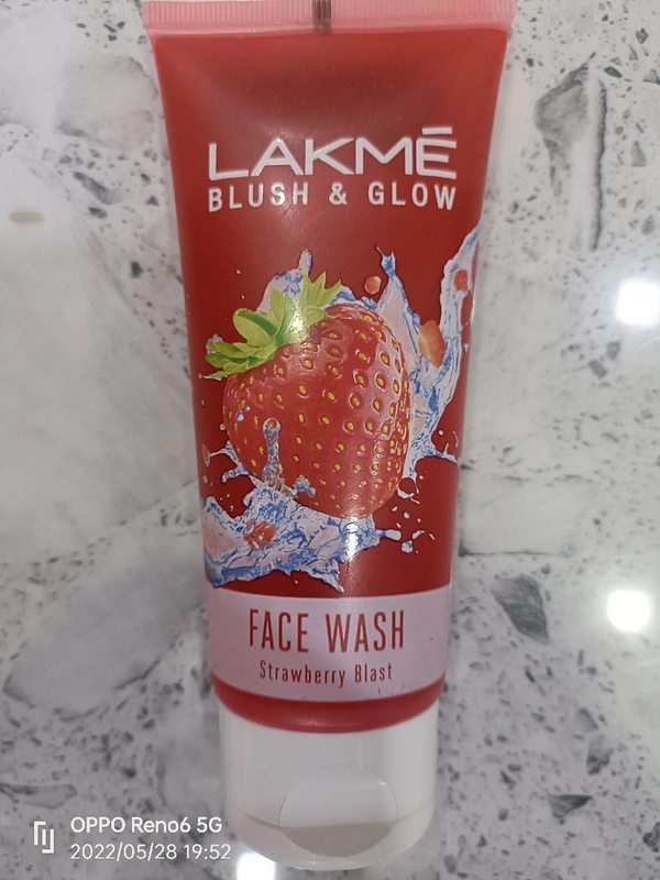 Lakme Blush & Glow Face Wash - 100g