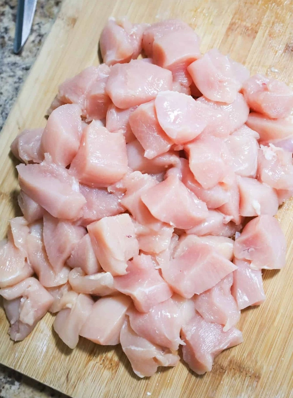 Apna Fresh Tikka Cut Chicken - Light Pink, 1 Kg