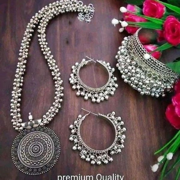 Sizzling Women Neckless  - D2