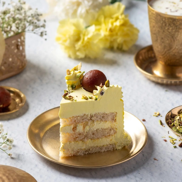 Vanilla Cake With Gulab Jamun Half kg