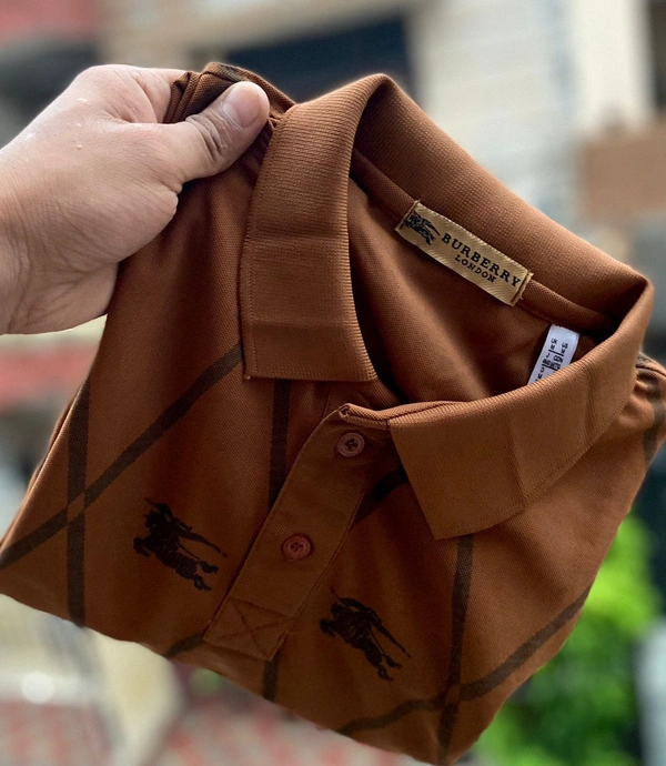 *BRAND - BURBERRY*COLLAR T-SHIRTS ULTIMATE ARTICLEDesigner article  *BEST QUALITY* IMPORTED SAP MATTY stuffFront printing design *7aQuality ✅ Store Articles✅**CUSTOMER FULLY SATISFACTION😍👌**SIZE-  M(38) L(40) XL(42)* freeship* Sap matty stuff very smooth and soft*BEST FOR PERSONAL USE*