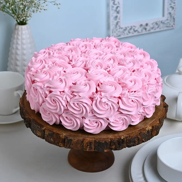 Strawberry Frosted Cream Cake - 500 Gm