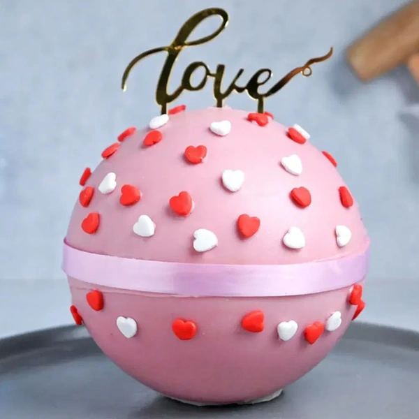 Red Velvet Pinata Cake - 850 Ml