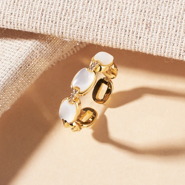Shell Linked Gold Ring