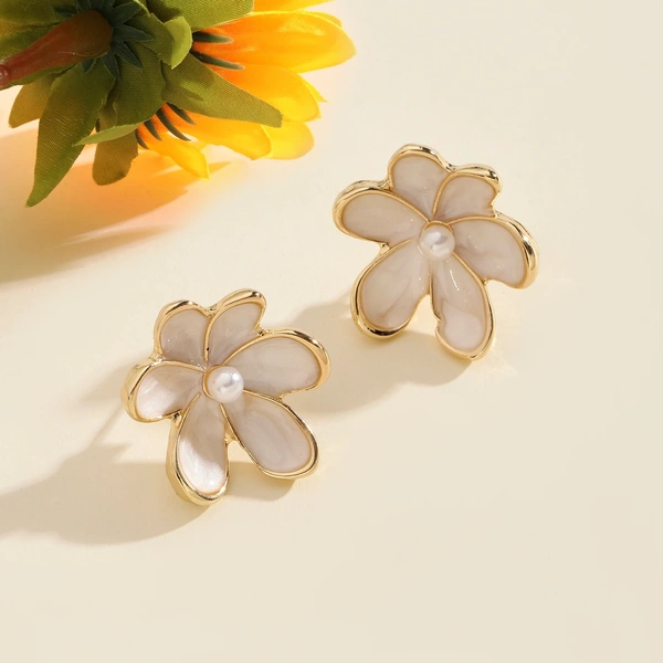 Daisy Luxury Gold Earring Regular
