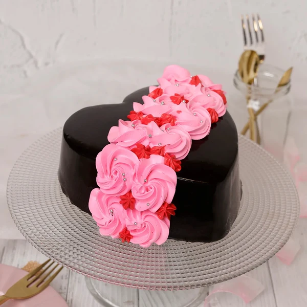 Roses On Heart Designer Cake - 500 Gram