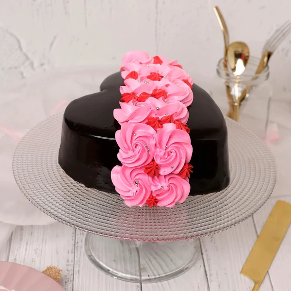 Roses On Heart Designer Cake - 500 Gram