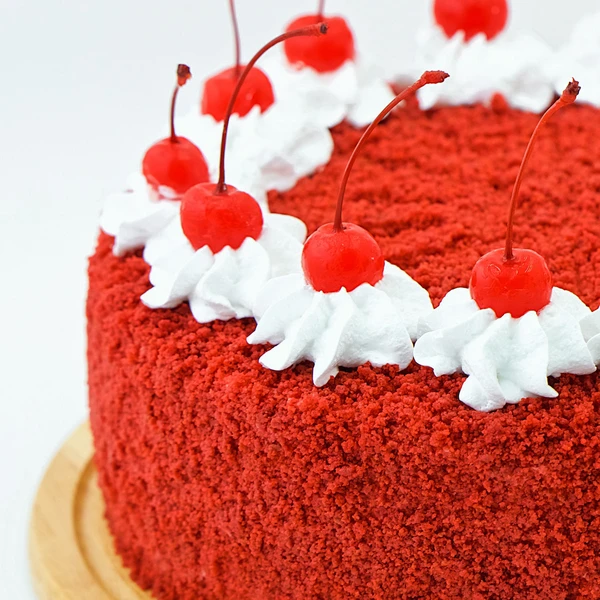 Fresh Flowers Red Velvet Cream Cake - 500 Gram