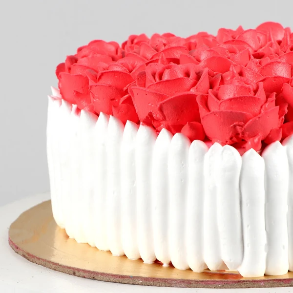 Pretty Roses Black Forest Cake - 500 Gram