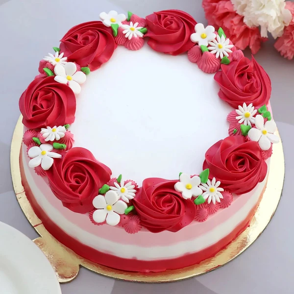 Lovely Red Roses Around Vanilla Cake - 500 Gram