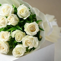 12 White Roses Bouquet