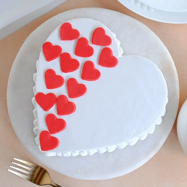 Classic Heart Shaped Vanilla Cake - 1.5 Kg