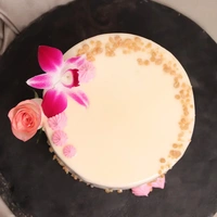 Floral Butterscotch Crunch Drip Cake - 2 Kg