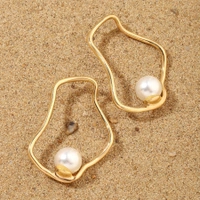 Pitted Pearl Gold Earring