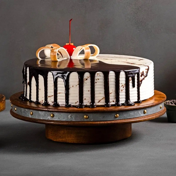 Chocolate Vanilla Half & Half Cake - 500 Gm