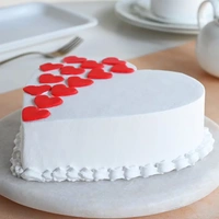 Classic Heart Shaped Vanilla Cake - 1.5 Kg
