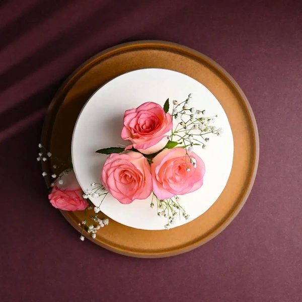 Roses Topped Vanilla Cream Cake - 2 Kg
