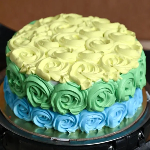 Vanilla Cream Swirls Bomb Cake - 500 Gm