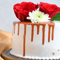 Flowers Topped Vanilla Drip Cake - 1 Kg