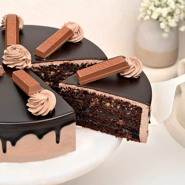 KitKat Crunch Chocolate Cake - 500 Gm