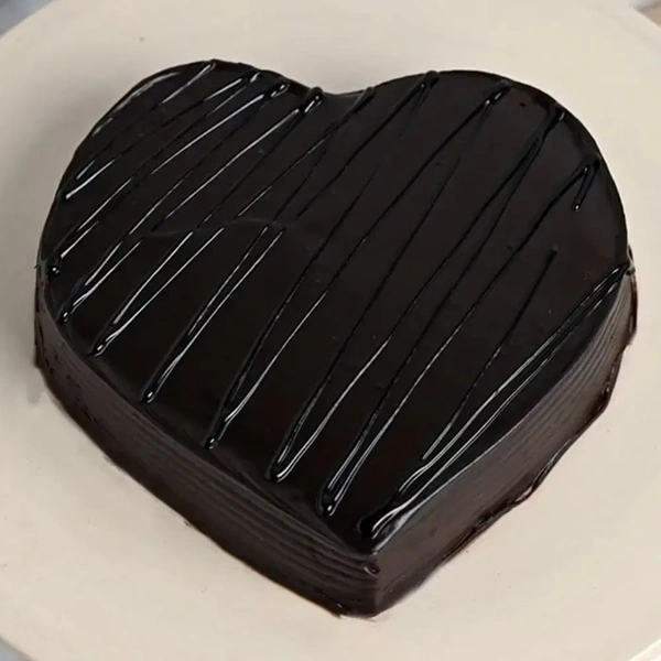 Golden Heart Pinata Chocolate Cake - 450 Gm