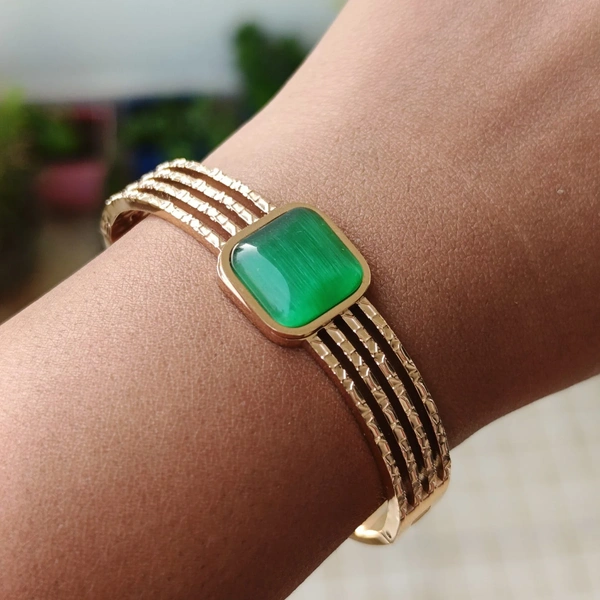 Pristine Pearl Stone Gold Bracelet