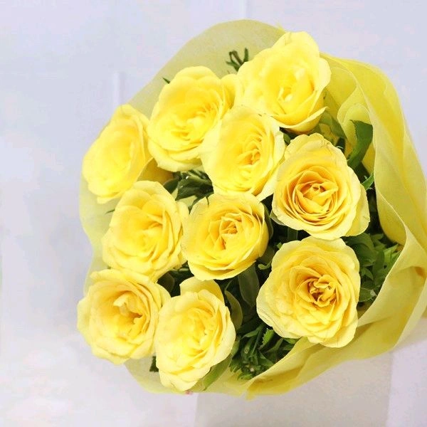 10 Yellow Roses Bouquet