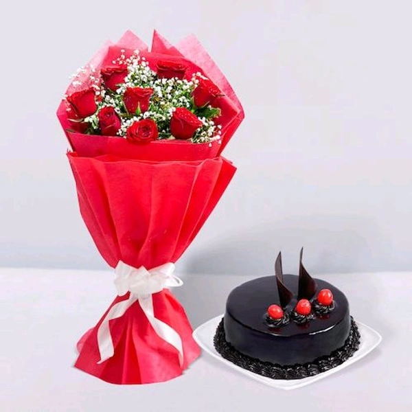 8 Red Roses With Chocolate Cake