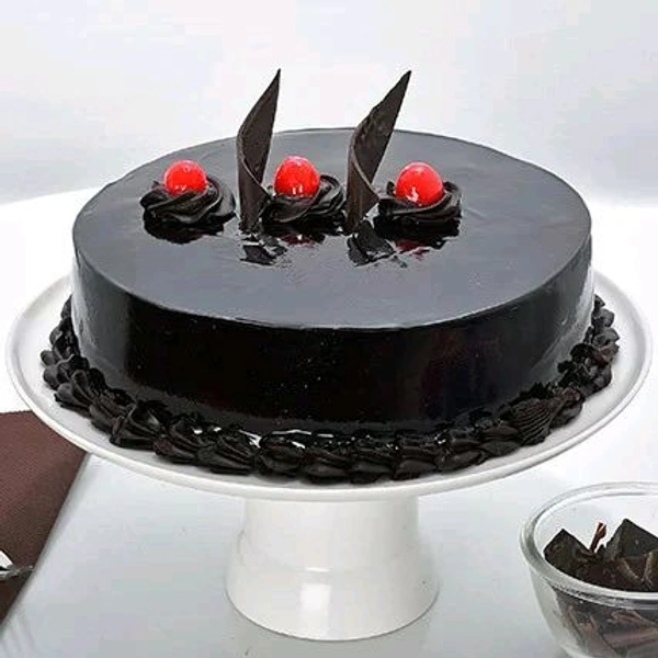 8 Red Roses With Chocolate Cake
