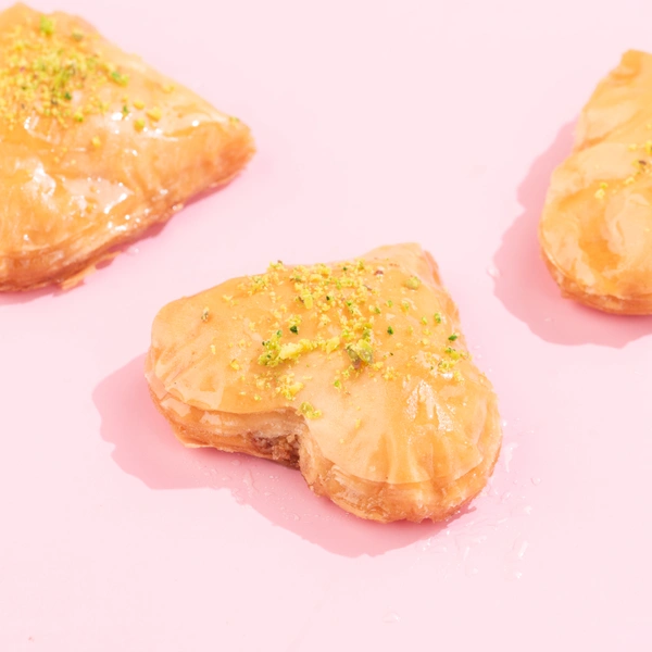 Cashew & Almond White Heart Baklava - 250 Gm