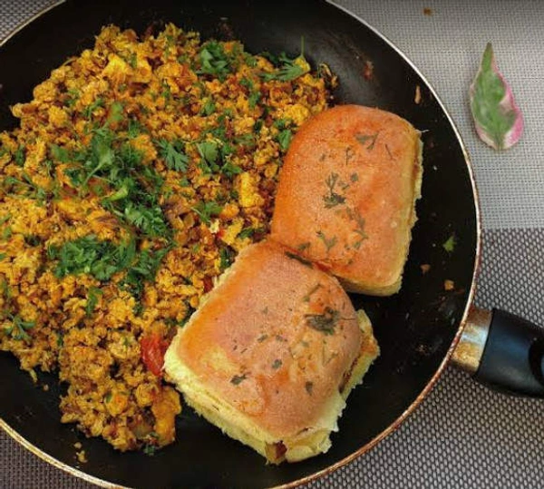 scrambled egg (anda bhurji ;) ) with 2pav 