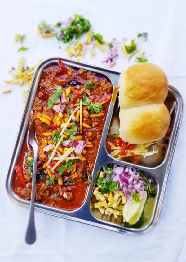 Misal Pav With 4 Pav 