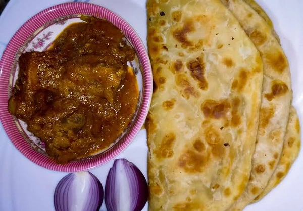 Lachha Parntha With Chicken Chilli Gravy