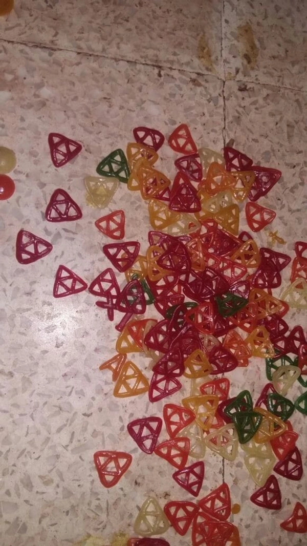 Triangle Shape Fryum, Packaging Size: 25 Kg - Coloured