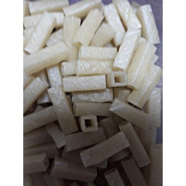 Square Pipe Shape Fryum, Packaging Size: 25 Kg