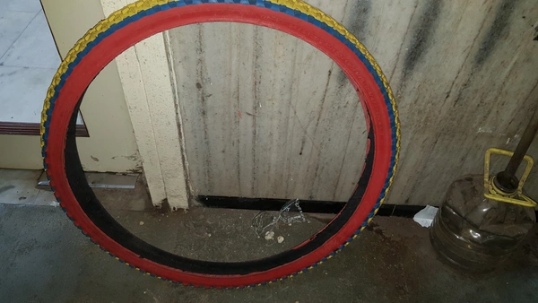 Metro Tyre 26×2.125 - Yellow And Red, 26×2.125