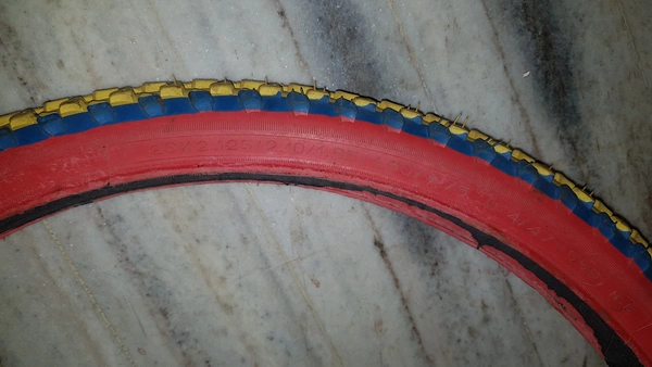 Metro Tyre 26×2.125 - Yellow And Red, 26×2.125