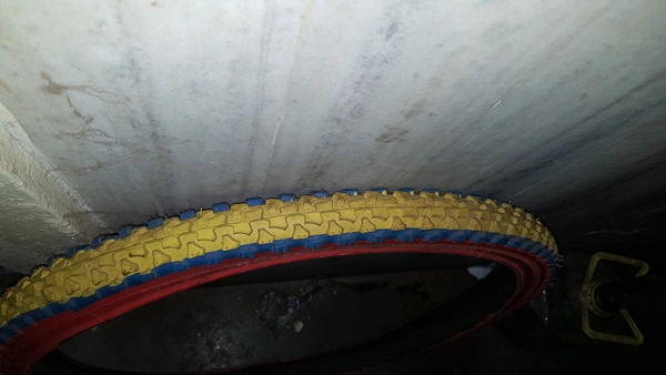 Metro Tyre 26×2.125 - Yellow And Red, 26×2.125