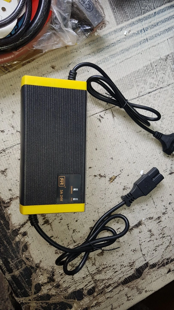 24v 3A Charger Lithium ion BATTERY  - Black and Yellow, Normal