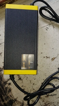 24v 3A Charger Lithium ion BATTERY  - Black and Yellow, Normal